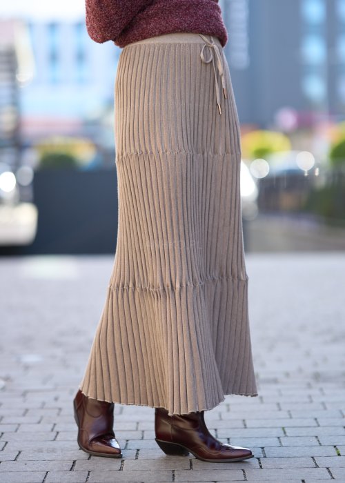 Beżowa długa spódnica dzianinowa z pionowymi plisami i wiązaniem w pasie, w stylu eleganckiego casualu