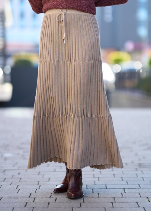Beżowa długa spódnica dzianinowa z pionowymi plisami i wiązaniem w pasie, w stylu eleganckiego casualu