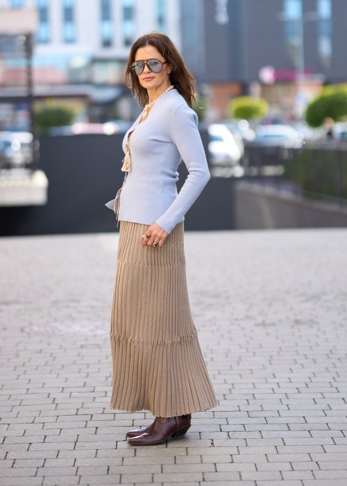 Beżowa długa spódnica dzianinowa z pionowymi plisami i wiązaniem w pasie, w stylu eleganckiego casualu