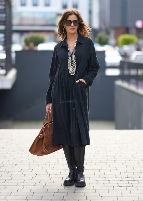 Czarna sukienka koszulowa o długości midi z guzikami i długim rękawem, z miękkiej tkaniny, w stylu miejskiego minimalizmu