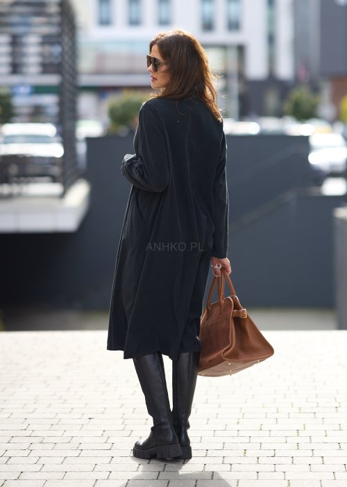 Czarna sukienka koszulowa o długości midi z guzikami i długim rękawem, z miękkiej tkaniny, w stylu miejskiego minimalizmu