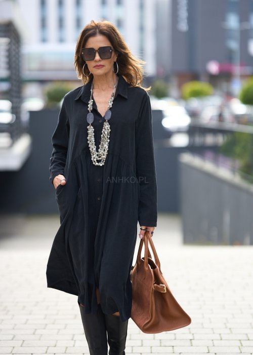 Czarna sukienka koszulowa o długości midi z guzikami i długim rękawem, z miękkiej tkaniny, w stylu miejskiego minimalizmu