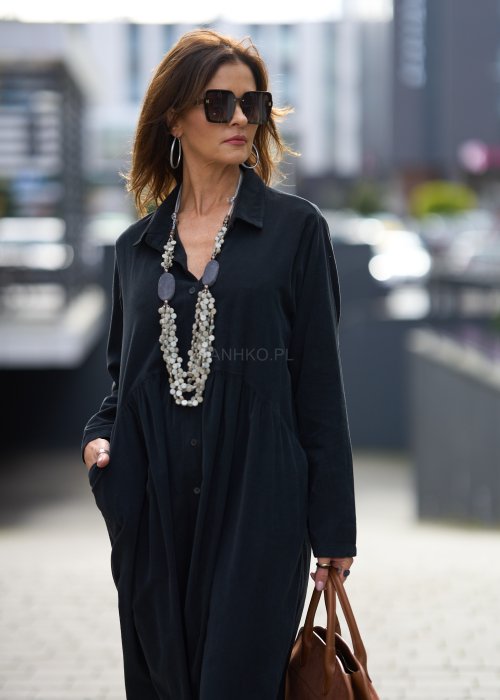 Czarna sukienka koszulowa o długości midi z guzikami i długim rękawem, z miękkiej tkaniny, w stylu miejskiego minimalizmu