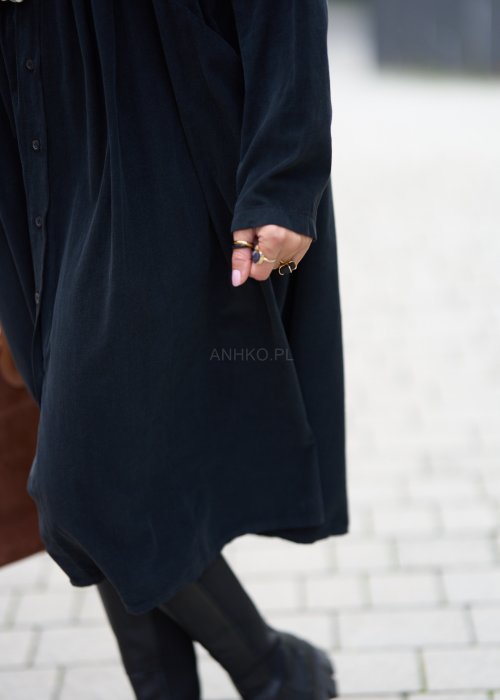 Czarna sukienka koszulowa o długości midi z guzikami i długim rękawem, z miękkiej tkaniny, w stylu miejskiego minimalizmu