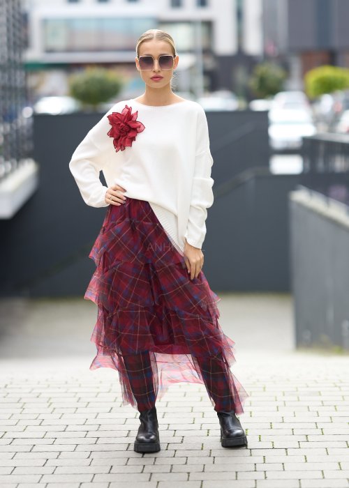 Śmietankowy sweter z miękkiej dzianiny o luźnym kroju oversize i obniżonej linii ramion, w stylu minimalistycznym
