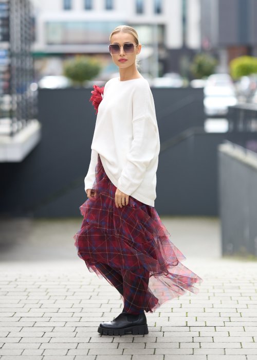 Śmietankowy sweter z miękkiej dzianiny o luźnym kroju oversize i obniżonej linii ramion, w stylu minimalistycznym