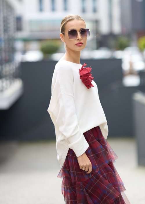 Śmietankowy sweter z miękkiej dzianiny o luźnym kroju oversize i obniżonej linii ramion, w stylu minimalistycznym