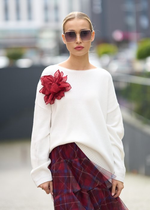 Śmietankowy sweter z miękkiej dzianiny o luźnym kroju oversize i obniżonej linii ramion, w stylu minimalistycznym
