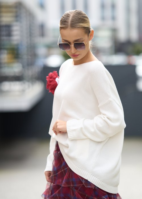 Śmietankowy sweter z miękkiej dzianiny o luźnym kroju oversize i obniżonej linii ramion, w stylu minimalistycznym