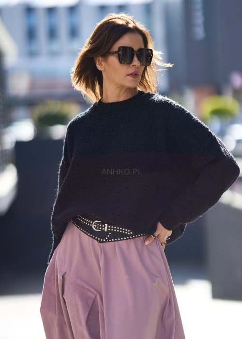Czarny sweter z grubego splotu o luźnym kroju oversize, z długim rękawem i okrągłym dekoltem, styl miejski casual