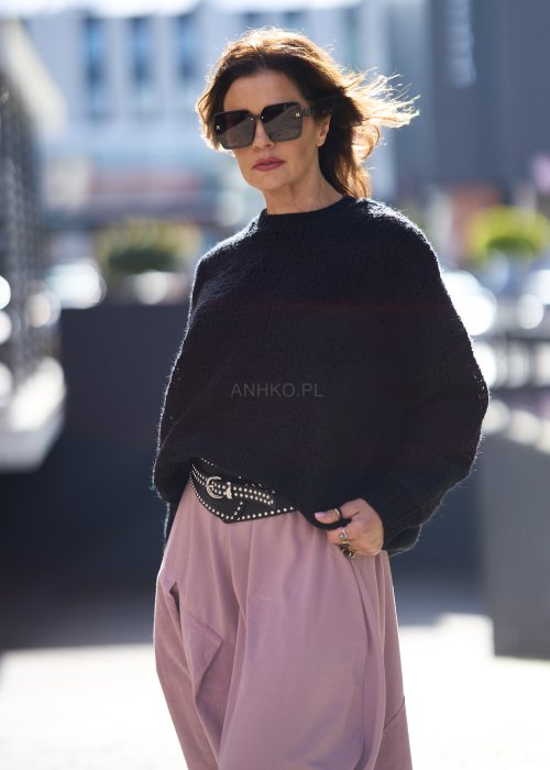 Czarny sweter z grubego splotu o luźnym kroju oversize, z długim rękawem i okrągłym dekoltem, styl miejski casual