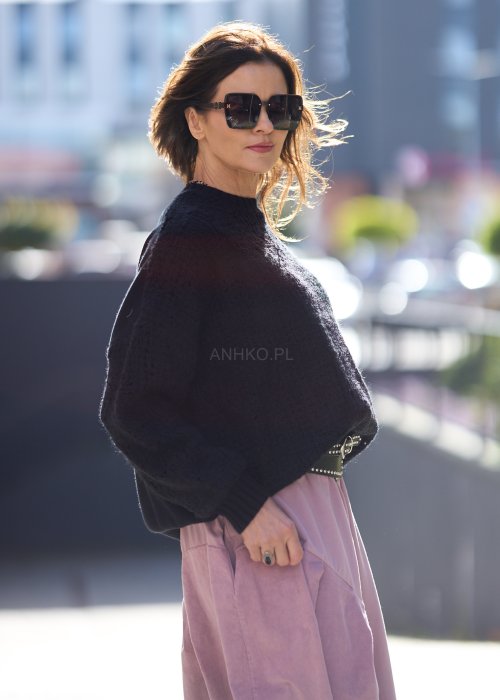 Czarny sweter z grubego splotu o luźnym kroju oversize, z długim rękawem i okrągłym dekoltem, styl miejski casual