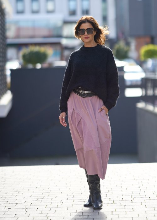 Czarny sweter z grubego splotu o luźnym kroju oversize, z długim rękawem i okrągłym dekoltem, styl miejski casual