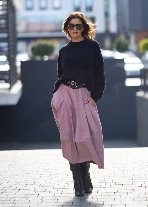 Czarny sweter z grubego splotu o luźnym kroju oversize, z długim rękawem i okrągłym dekoltem, styl miejski casual