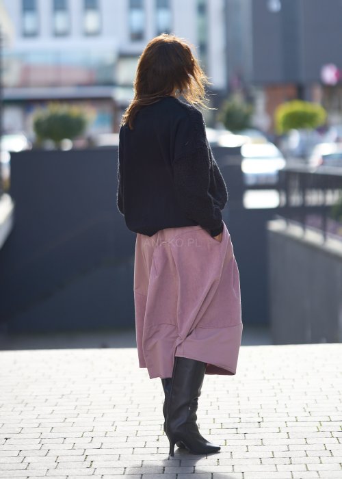 Czarny sweter z grubego splotu o luźnym kroju oversize, z długim rękawem i okrągłym dekoltem, styl miejski casual