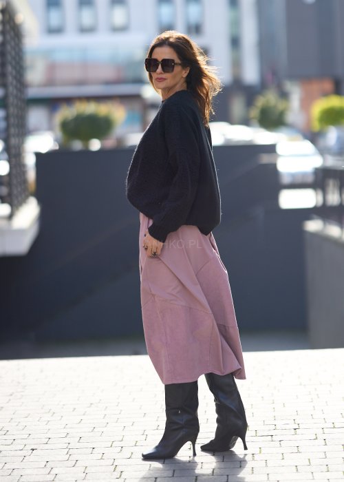 Czarny sweter z grubego splotu o luźnym kroju oversize, z długim rękawem i okrągłym dekoltem, styl miejski casual
