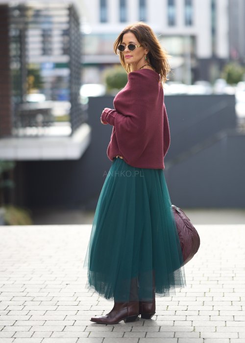 Zwiewna spódnica midi z tiulu w morskim odcieniu, elastyczna talia i lekka warstwa zewnętrzna w stylizacji z botkami.