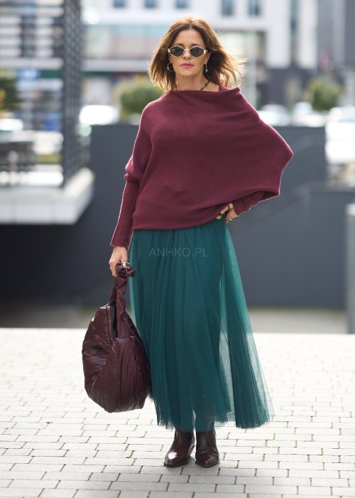 Zwiewna spódnica midi z tiulu w morskim odcieniu, elastyczna talia i lekka warstwa zewnętrzna w stylizacji z botkami.