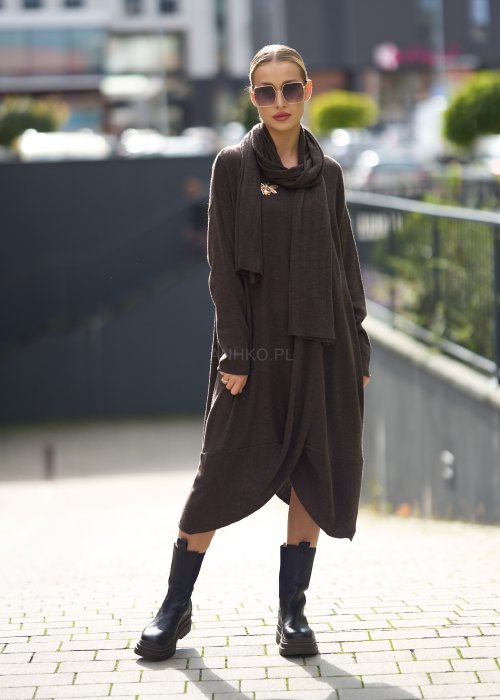 Ciemnobrązowa sukienka dzianinowa o luźnym kroju z kopertowym dołem i szalem, w stylu casual boho