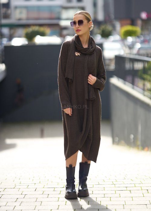 Ciemnobrązowa sukienka dzianinowa o luźnym kroju z kopertowym dołem i szalem, w stylu casual boho