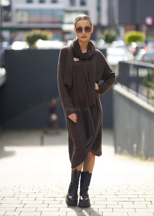 Ciemnobrązowa sukienka dzianinowa o luźnym kroju z kopertowym dołem i szalem, w stylu casual boho