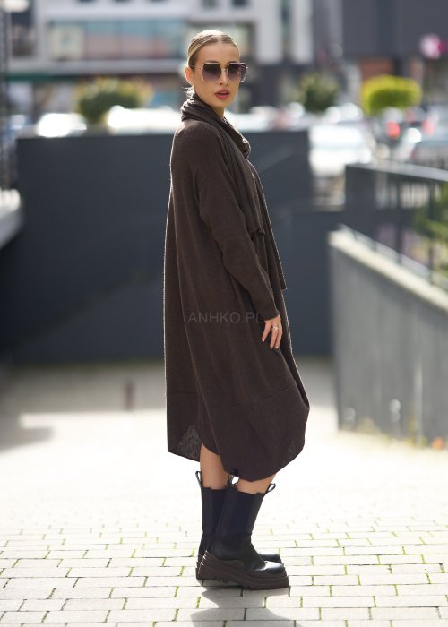Ciemnobrązowa sukienka dzianinowa o luźnym kroju z kopertowym dołem i szalem, w stylu casual boho