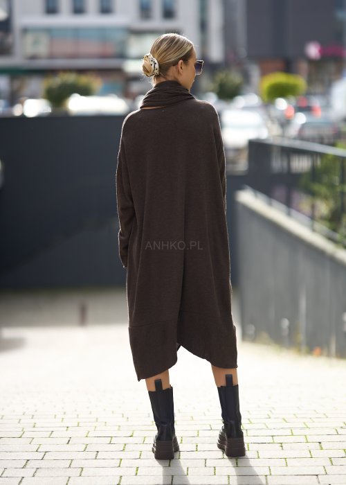 Ciemnobrązowa sukienka dzianinowa o luźnym kroju z kopertowym dołem i szalem, w stylu casual boho