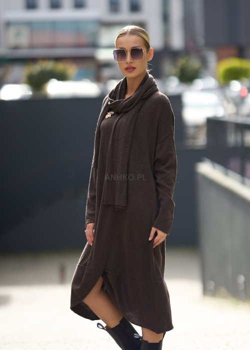 Ciemnobrązowa sukienka dzianinowa o luźnym kroju z kopertowym dołem i szalem, w stylu casual boho