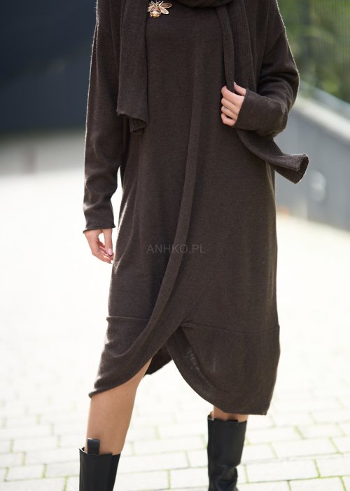 Ciemnobrązowa sukienka dzianinowa o luźnym kroju z kopertowym dołem i szalem, w stylu casual boho