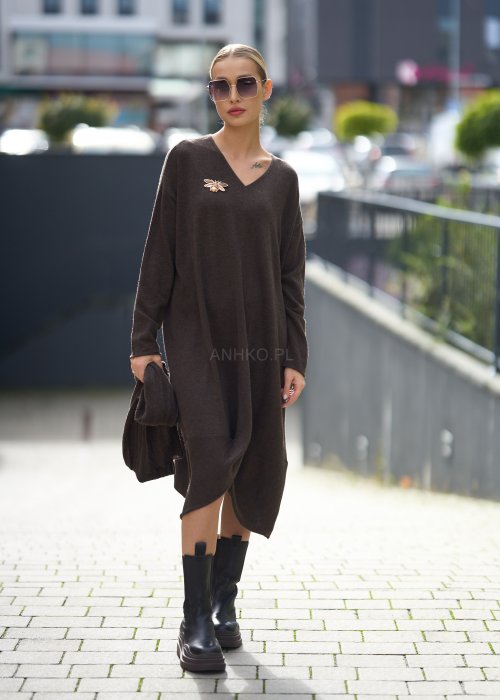 Ciemnobrązowa sukienka dzianinowa o luźnym kroju z kopertowym dołem i szalem, w stylu casual boho