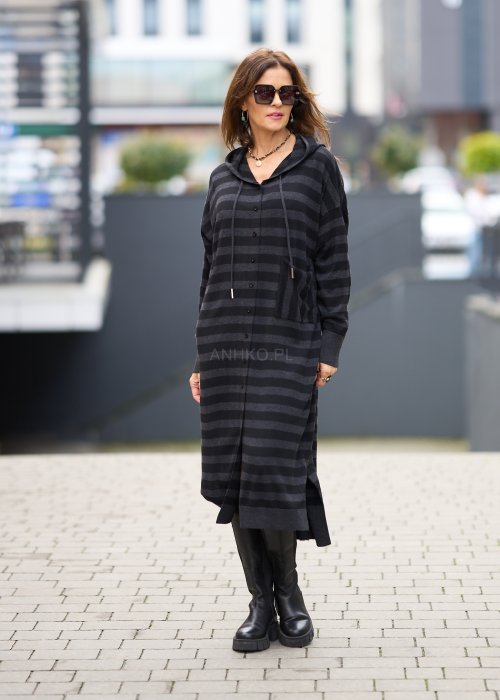 Ciemnoszara sukienka dzianinowa w paski z kapturem i guzikami, o luźnym kroju oversize w stylu casual