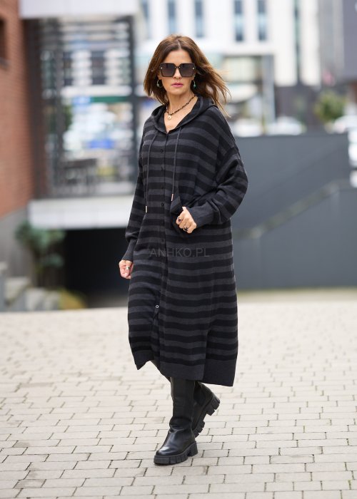 Ciemnoszara sukienka dzianinowa w paski z kapturem i guzikami, o luźnym kroju oversize w stylu casual