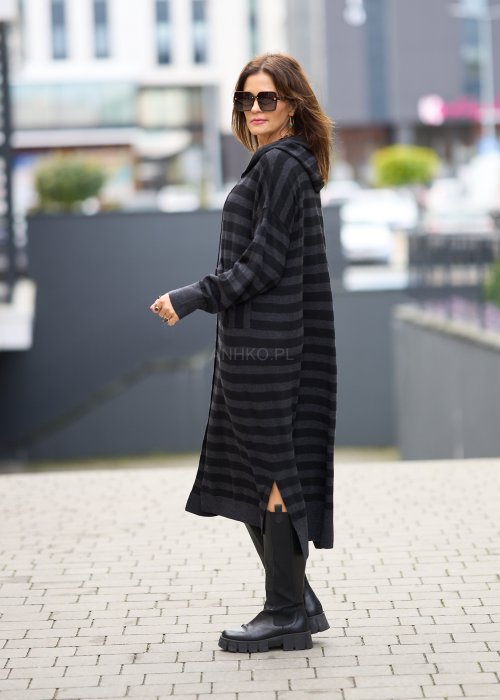Ciemnoszara sukienka dzianinowa w paski z kapturem i guzikami, o luźnym kroju oversize w stylu casual
