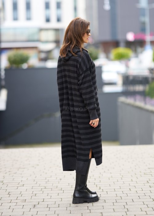 Ciemnoszara sukienka dzianinowa w paski z kapturem i guzikami, o luźnym kroju oversize w stylu casual