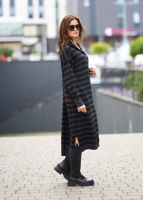 Ciemnoszara sukienka dzianinowa w paski z kapturem i guzikami, o luźnym kroju oversize w stylu casual