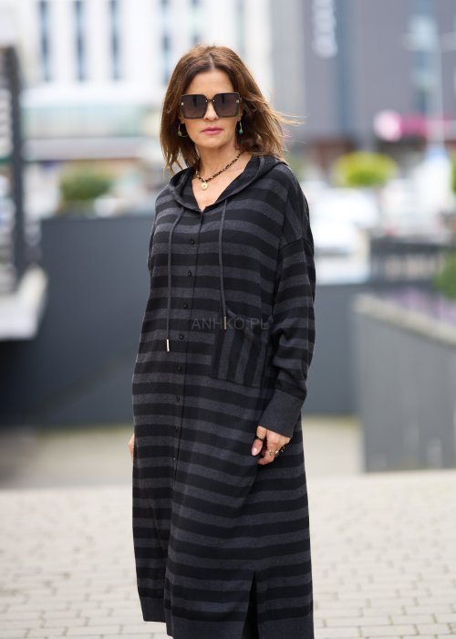Ciemnoszara sukienka dzianinowa w paski z kapturem i guzikami, o luźnym kroju oversize w stylu casual