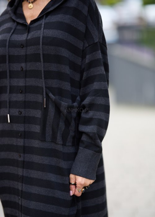 Ciemnoszara sukienka dzianinowa w paski z kapturem i guzikami, o luźnym kroju oversize w stylu casual