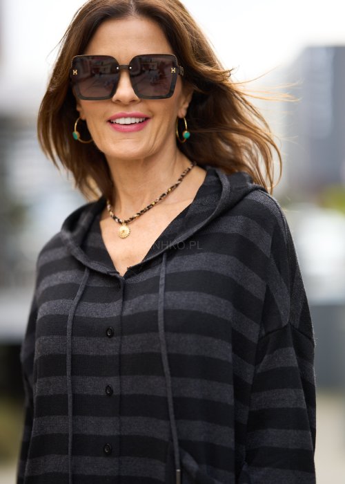 Ciemnoszara sukienka dzianinowa w paski z kapturem i guzikami, o luźnym kroju oversize w stylu casual