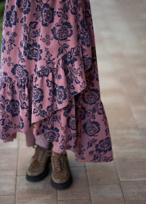 Rozowa-spodnica-damska-maxi-z-czarnym-kwiatowym-wzorem,-rozkloszowana-z-falbana,-w-stylu-boho-i-romantycznym-8.jpg