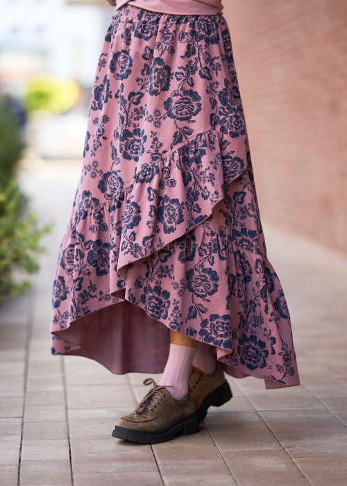 Rozowa-spodnica-damska-maxi-z-czarnym-kwiatowym-wzorem,-rozkloszowana-z-falbana,-w-stylu-boho-i-romantycznym-6.jpg