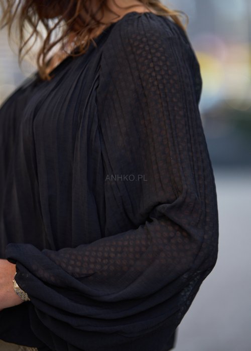 Czarna-bluzka-damska-z-lekkiego,-zwiewnego-materialu,-z-szerokimi-rekawami-i-dekoltem-w-serek,-styl-boho-elegance-12.jpg