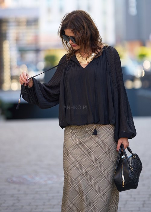 Czarna-bluzka-damska-z-lekkiego,-zwiewnego-materialu,-z-szerokimi-rekawami-i-dekoltem-w-serek,-styl-boho-elegance-8.jpg