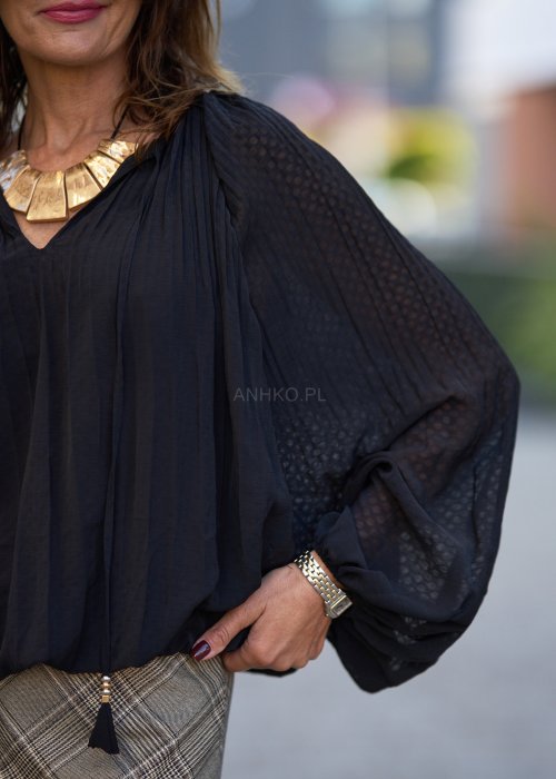 Czarna-bluzka-damska-z-lekkiego,-zwiewnego-materialu,-z-szerokimi-rekawami-i-dekoltem-w-serek,-styl-boho-elegance-3.jpg