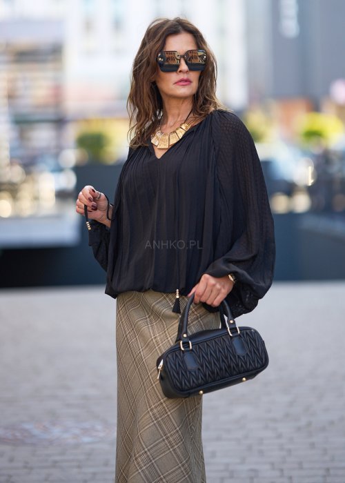 Czarna-bluzka-damska-z-lekkiego,-zwiewnego-materialu,-z-szerokimi-rekawami-i-dekoltem-w-serek,-styl-boho-elegance.jpg