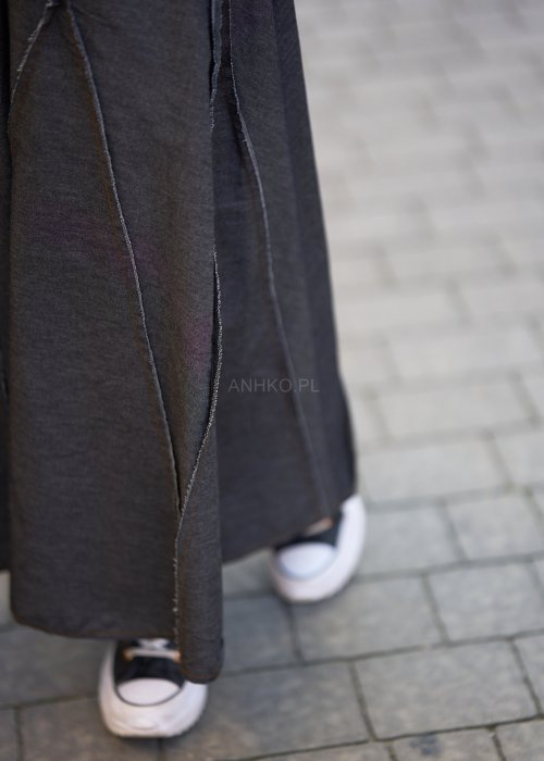 Długa, grafitowa spódnica o rozkloszowanym kroju z elastycznym pasem