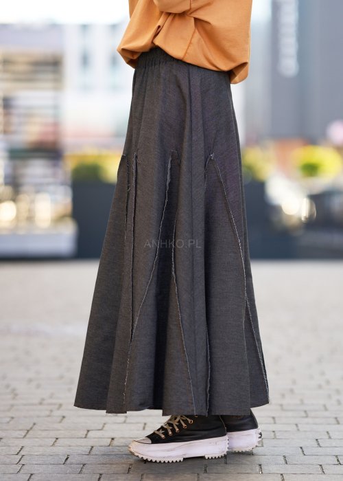 Długa, grafitowa spódnica o rozkloszowanym kroju z elastycznym pasem