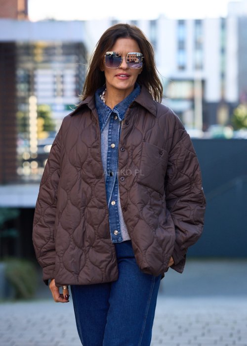 Pikowana kurtka damska w brązowym kolorze.jpg