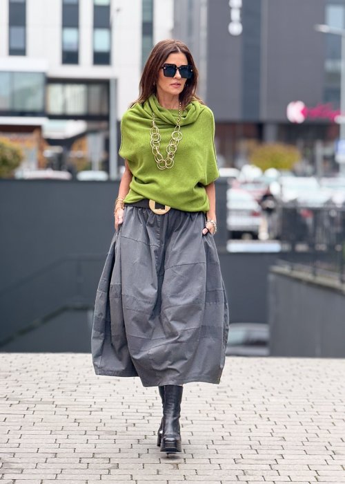 Grafitowa spódnica damska o kroju bombki z kieszeniami i dekoracyjnymi przeszyciami, pokazana w stylizacji z zielonym swetrem i czarnymi botkami na obcasie.