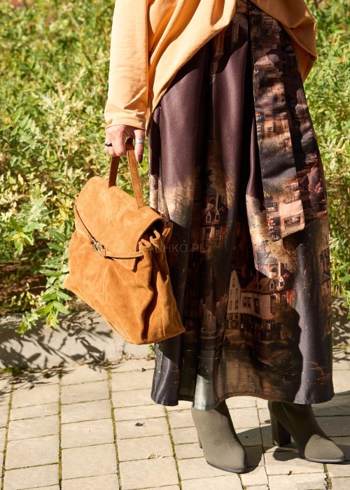 Karmelowa-torebka-z-zamszu-o-miekkiej-strukturze,-z-klapa-i-metalowym-zapieciem,-trzymana-w-dloni-kobiety-w-jesiennej-stylizacji-z-dluga,-wzorzysta-spodnica.-4.jpg