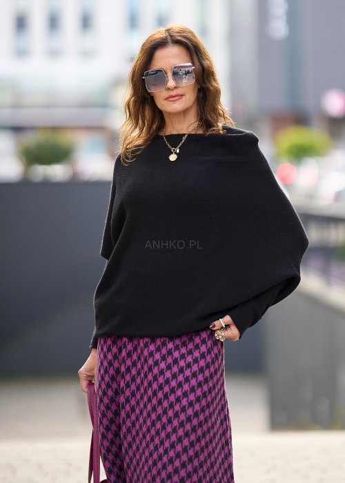 Sweter damski czarny one size z asymetrycznym dołem i luźnymi rękawami, minimalistyczny fason w nowoczesnej stylizacji.